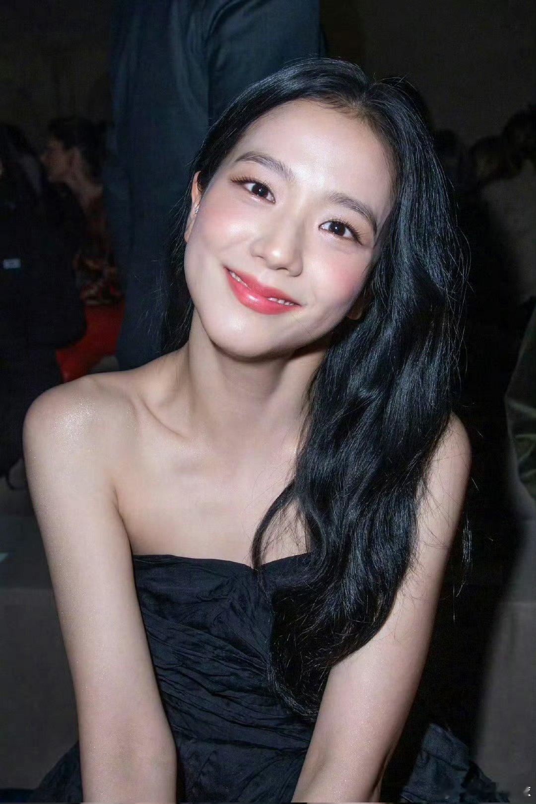 金智秀你怎么穿睡衣出门啊睡衣梗名场面！智秀看到粉丝穿同款，直接开启毒舌模式，笑