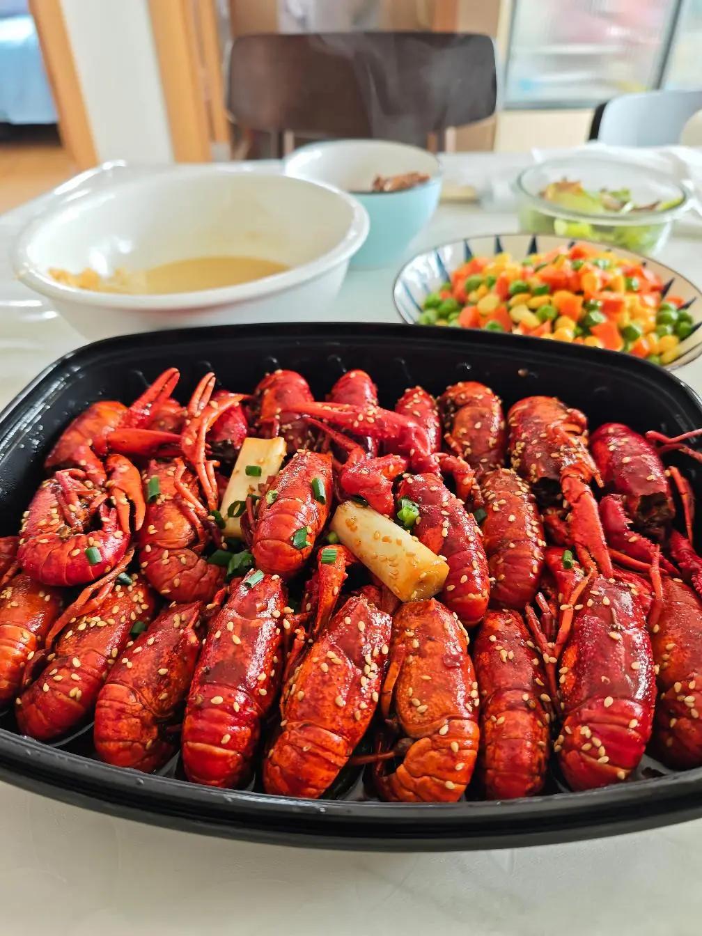 又到了武汉吃小龙虾的季节了~不知道从什么时候开始，武汉吃小龙虾越来越早，以前是夏