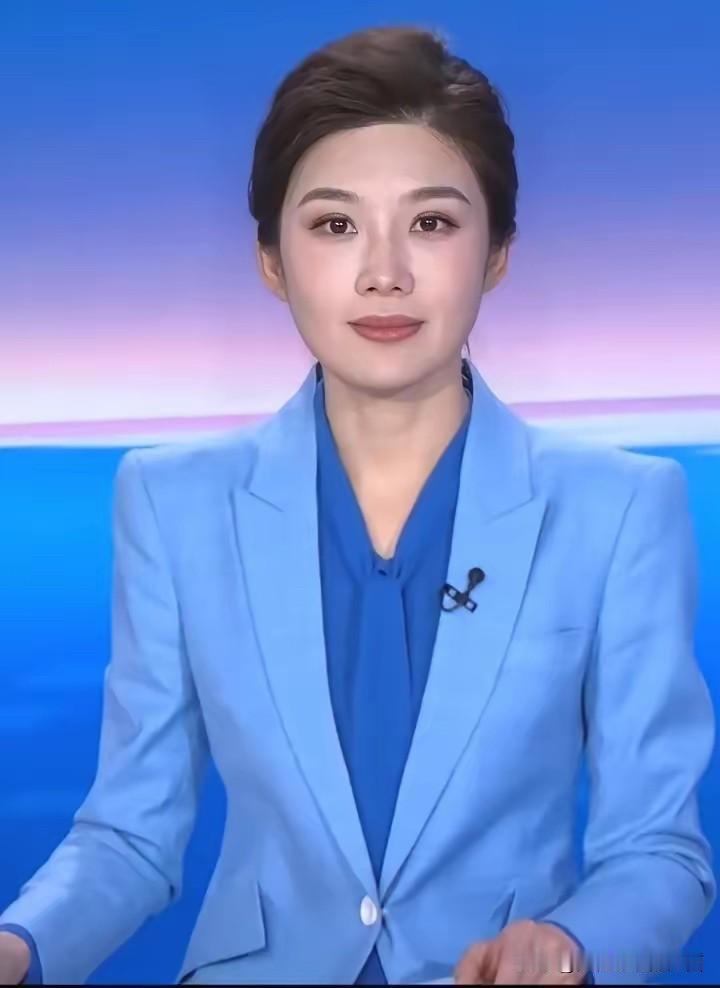 这是央视最美的一个女主持人，温婉优雅，肤如凝脂，白得发光，气质比刘心悦好，颜值