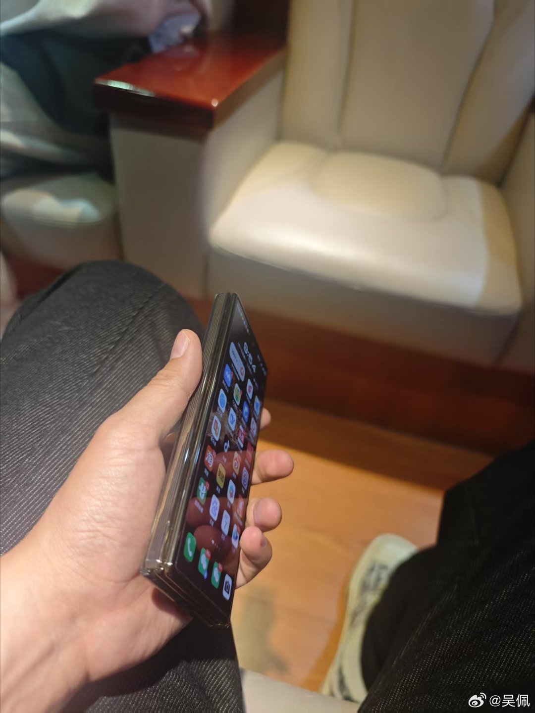飞机上6个公务舱，4个用的是三折叠。​​​