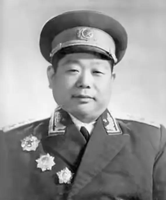 百丈关决战，陈锡联回忆：十几里阵地摆了上百挺机枪向敌人扫射。1935年11