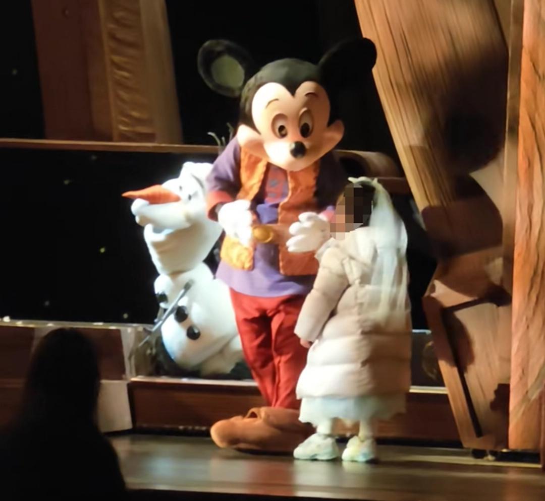 一场迪士尼演出，被一个孩子给搅了。12月18号那天，上海迪士尼“米奇妙游童话