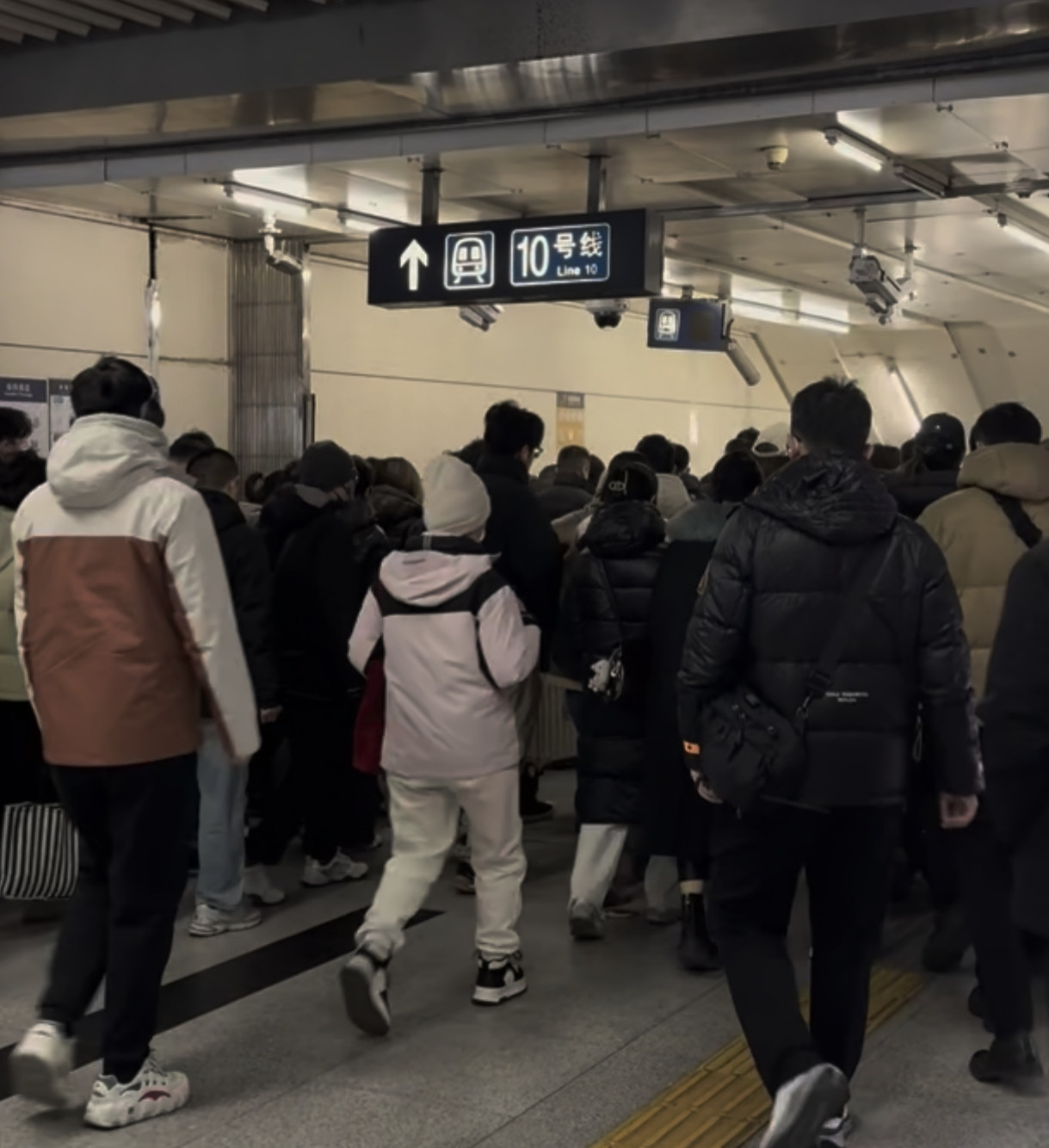 北京人过冬统一穿黑羽绒？耐脏保暖还去标签，是身份更是默契北京一入冬，街头直接开