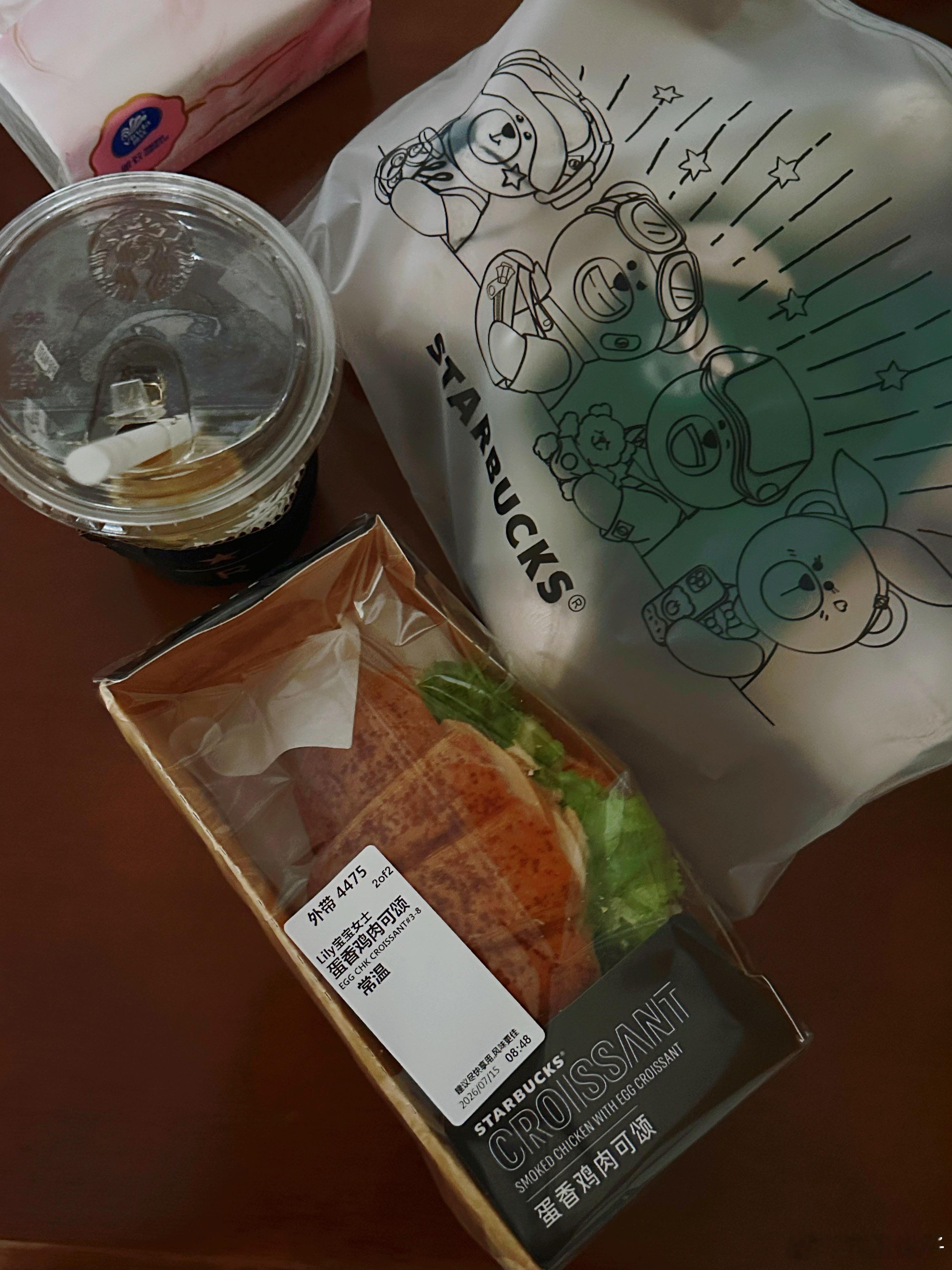 今天早餐小盆友刚吃了一个蛋香鸡肉可颂，上午又给买一个天天都是星巴克早餐