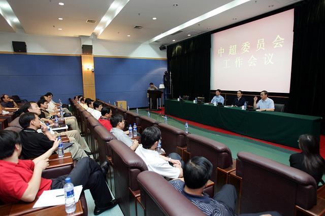 45岁，国足历史上最年轻的主帅，扶正了。2025年11月，中国足协官宣邵佳一