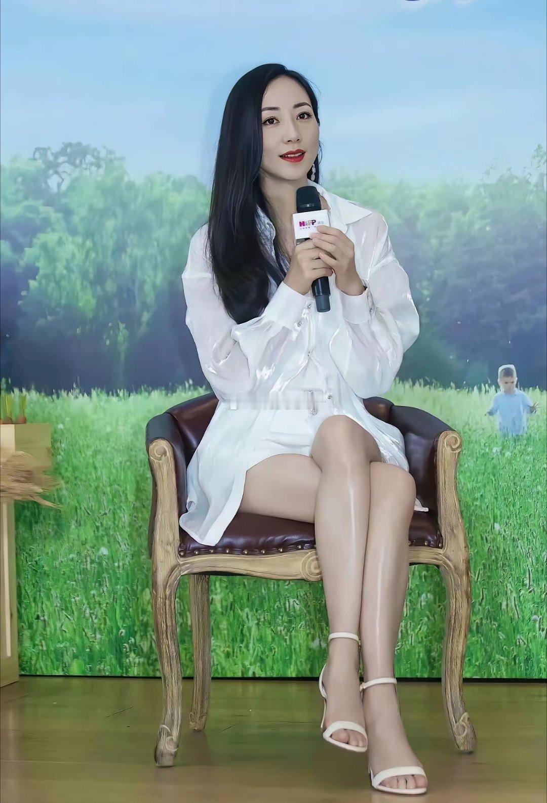 只要不说她爷爷我就不反感她