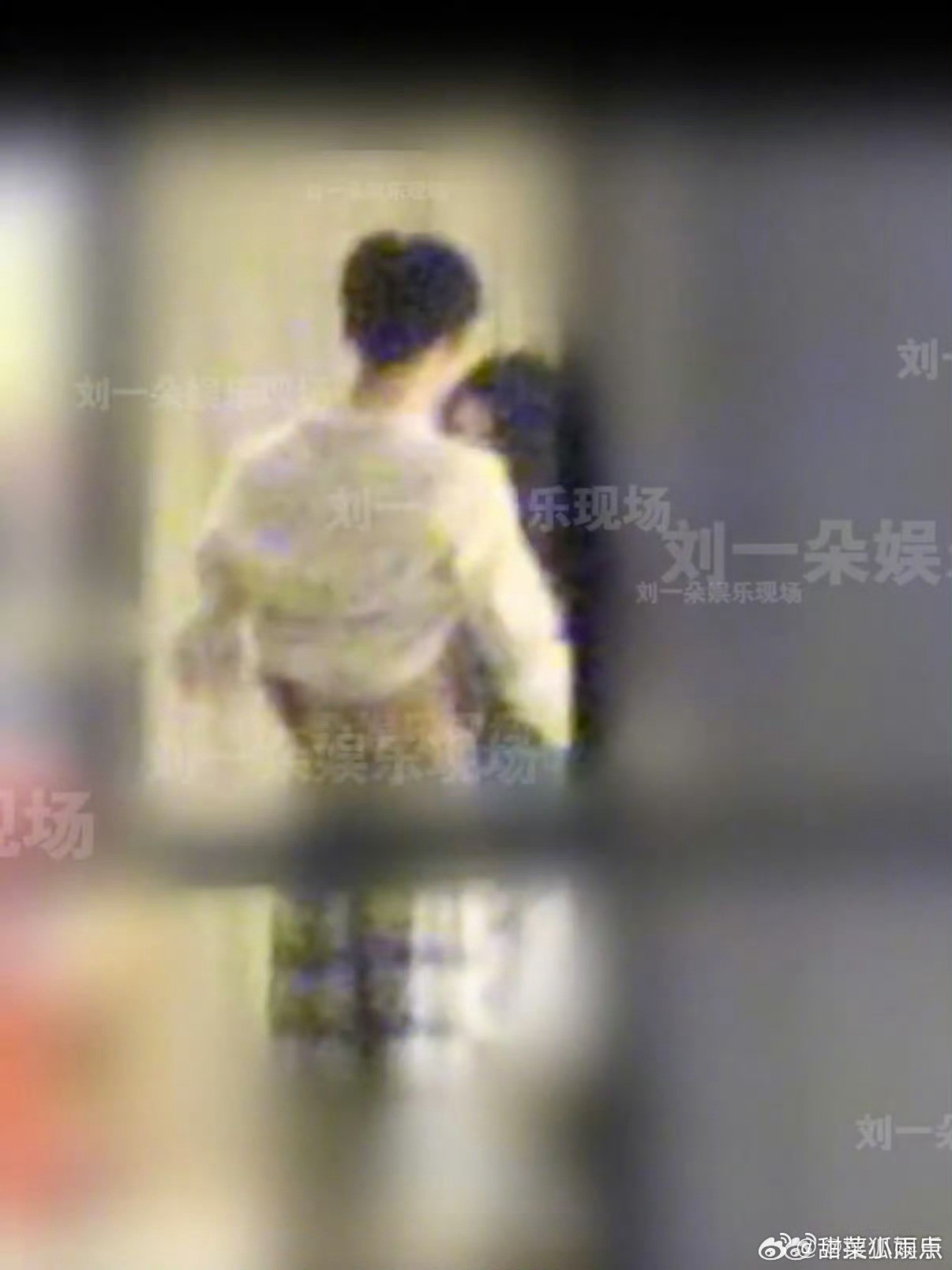 周也与男子拥吻我看很多人在说又不是爱豆谈恋爱怎么了…看看图一，这个视频会一直流传