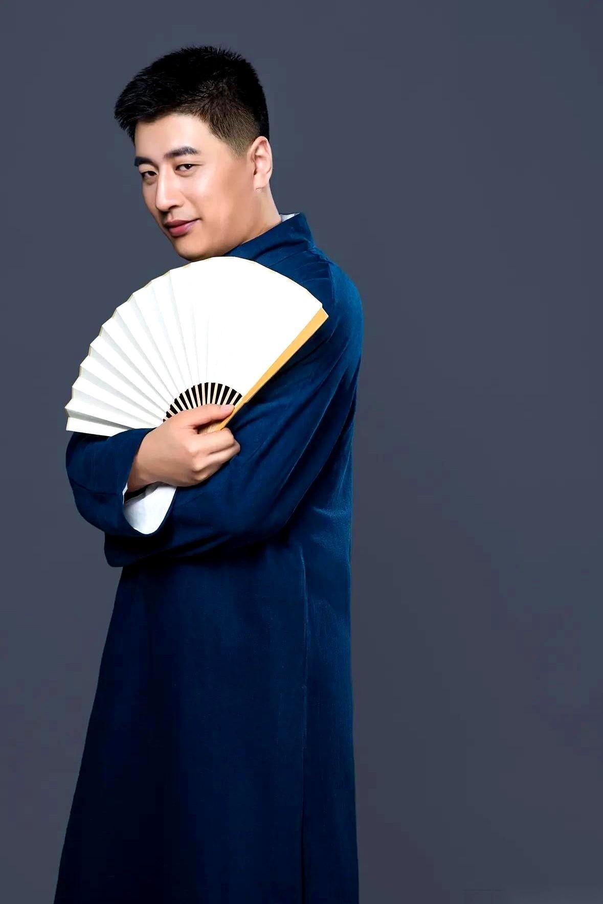 张雪峰这话一出口，饭桌上瞬间鸦雀无声。他一个名校毕业的，过年回家，竟然得老老实实