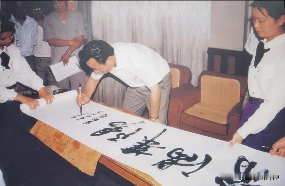 1994年，时任上海市委书记吴邦国为长宁区华阳路街道党工委题词“春满华阳”的场景