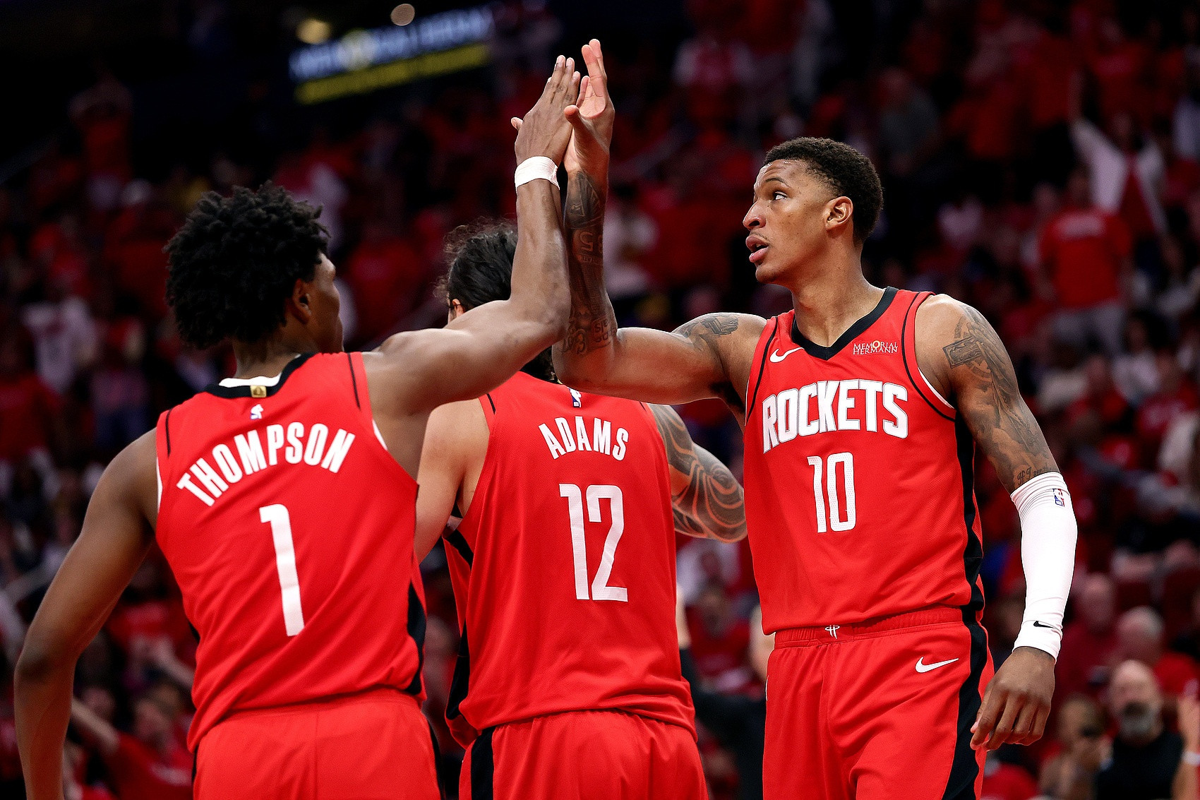 有火箭队的媒体人直接在自己的社交媒体上表示，不管范弗里特能不能出战，本赛季火箭队