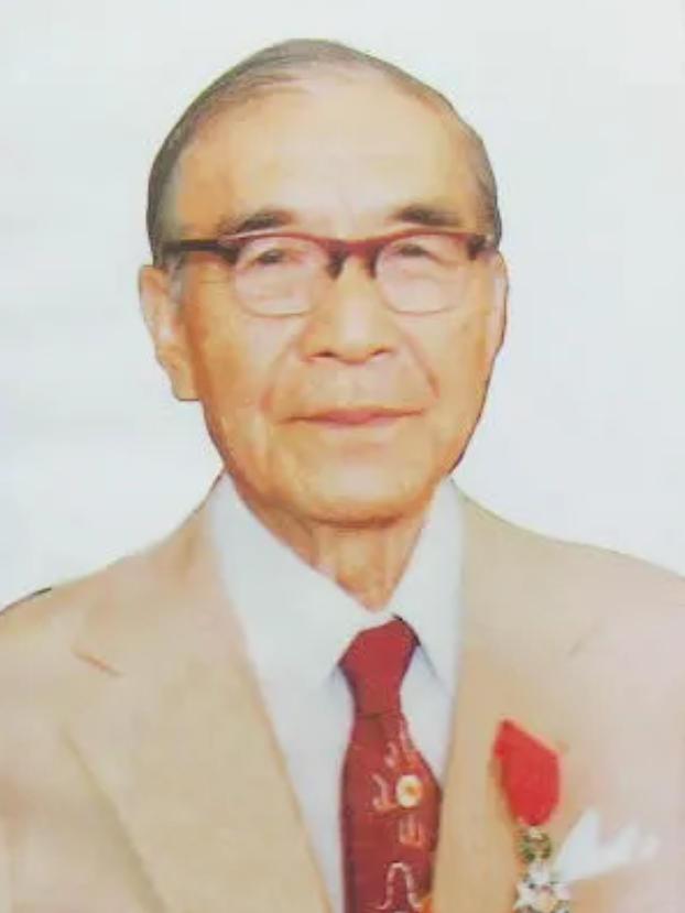 有天，85岁的邝安堃喝迷糊了，把家里23岁的小保姆当成了自己老婆。保姆没有反抗，