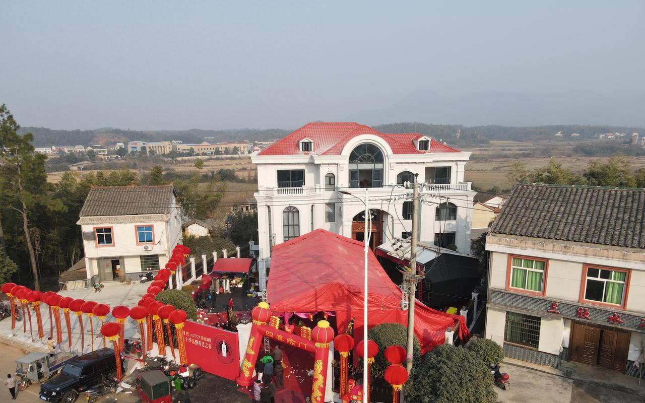 又有大老板，回村建新房😡😡前几天大摆宴席，庆祝乔迁新居，现场热闹