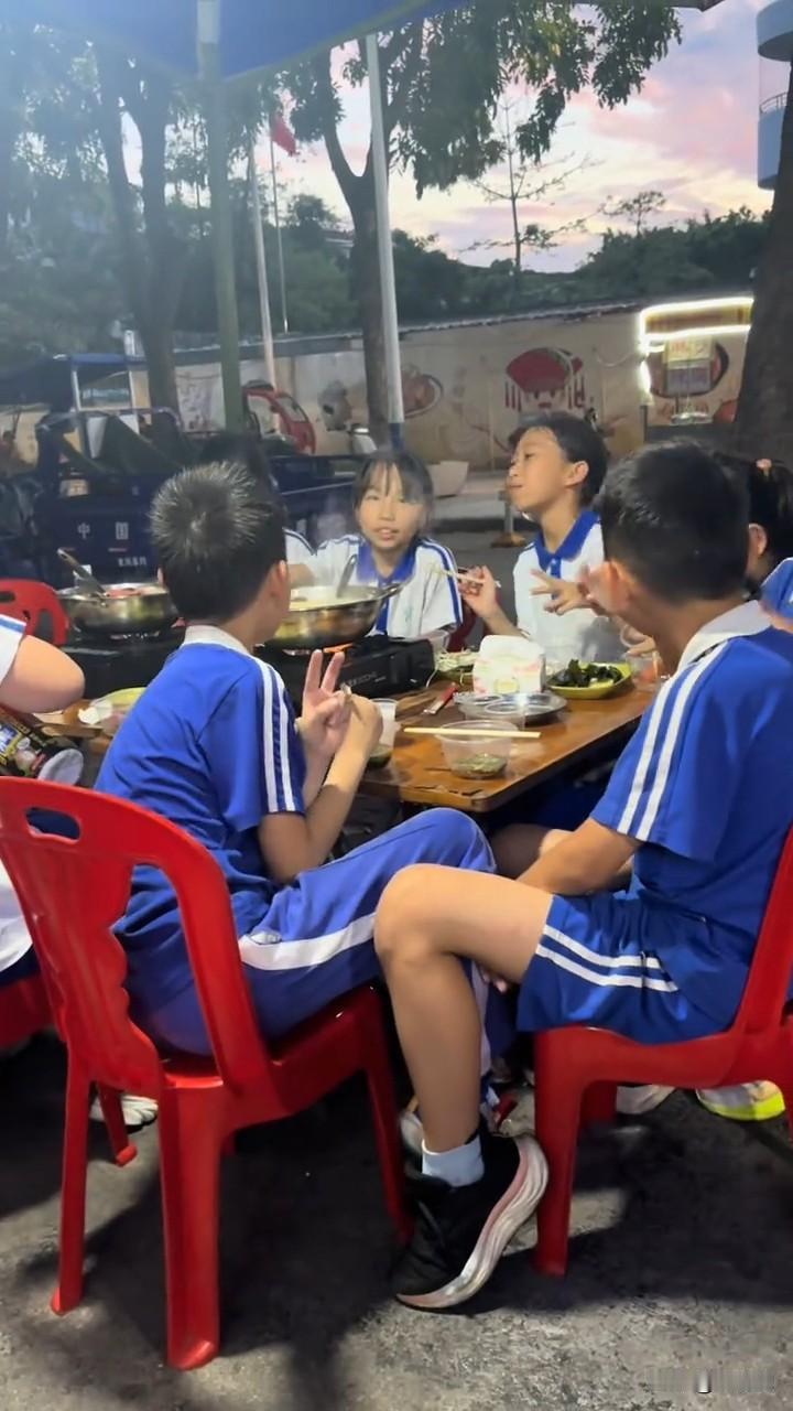 跟同事出去吃饭，偶遇一群四年级的小学生在给同学过生日。当时正好买了一瓶大椰汁放在