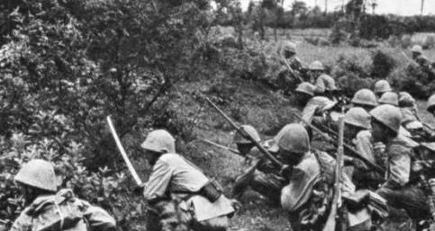 1940年，日军趁着过新年，在武家湾包围了2团，眼看敌人越来越近，团长却下令不准