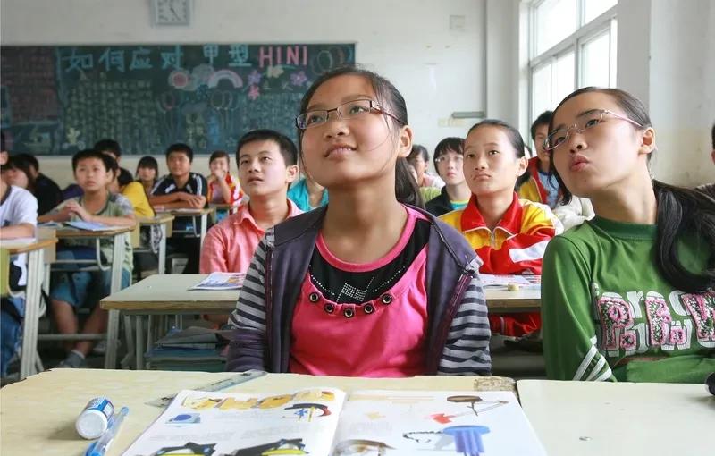 一个老师教六门课，农村娃的未来谁来托底？这不是段子，是今天还在发生的真事。