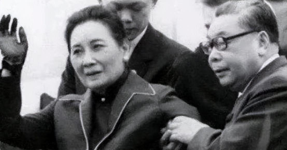 1975年，蒋刚咽气，比蒋经国只大12岁的宋美龄就想独揽大权，没想到，一向憨厚的