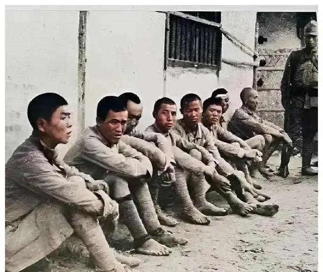 1943年，张思问被俘，日军强迫他干活，一个地主对他说：“河对面就是苏联，你怎么