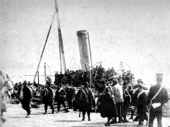 1895年2月17日，卸去舰炮的北洋水师旗舰康济舰，搭载着自杀殉国的各舰将领灵柩