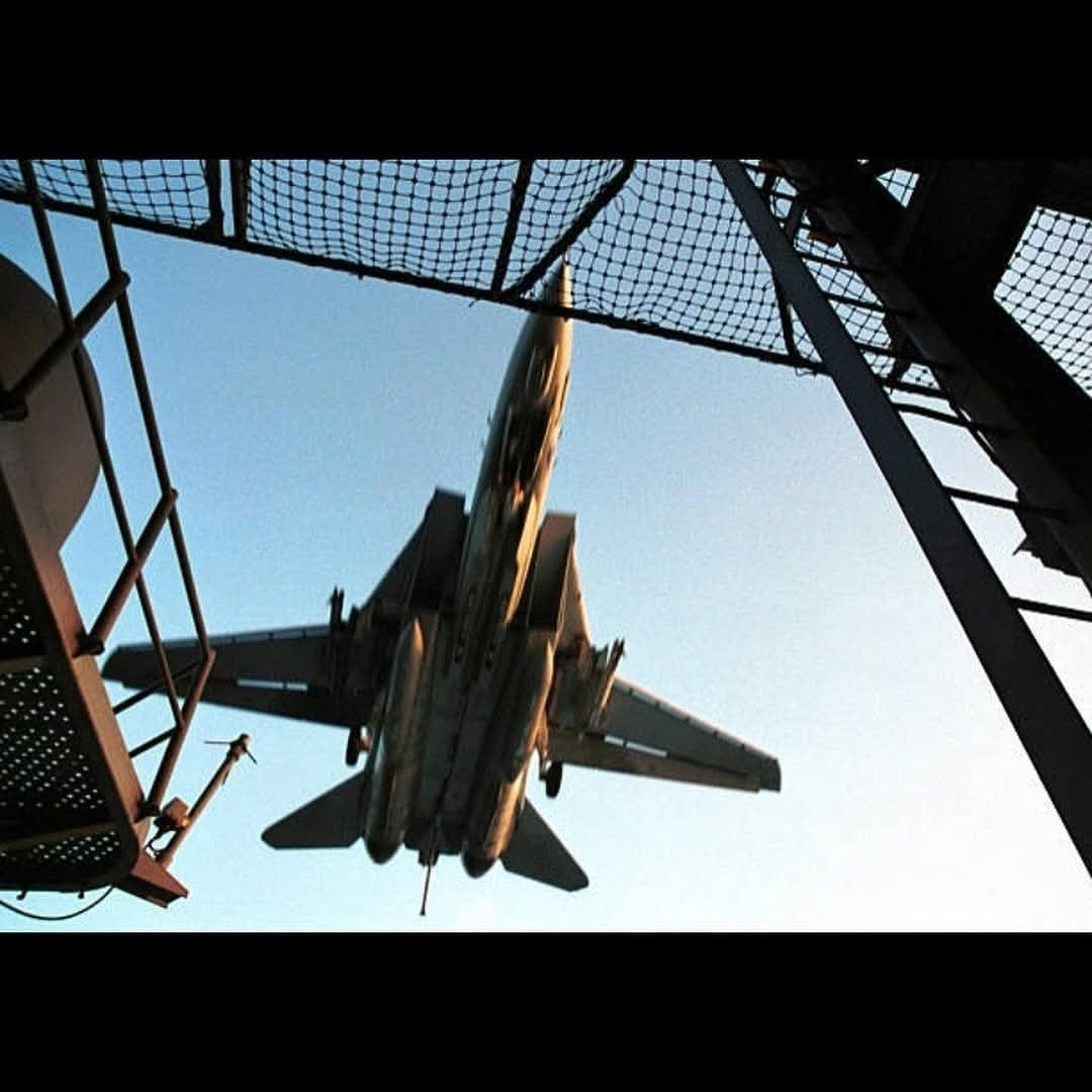 猫宁。F-14大猫着舰瞬间​​​