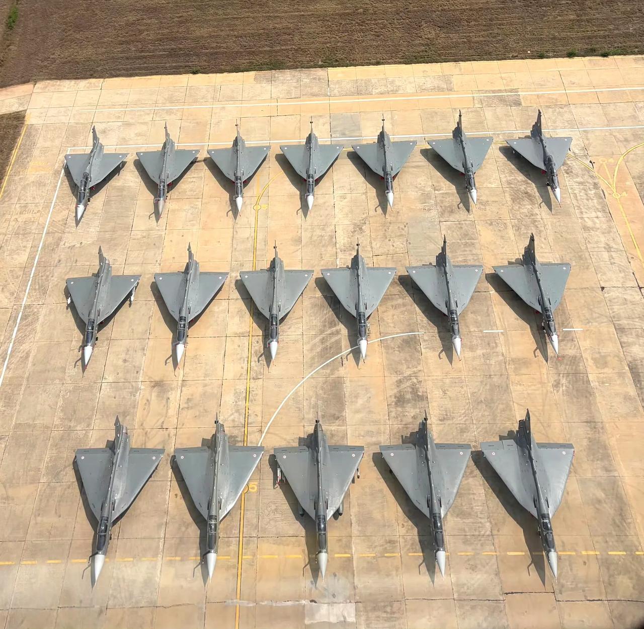 印度斯坦航空公司（HAL）将20架“光辉”战斗机在地面上列阵，进行炫耀。但是照片