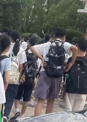 谈钱很尴尬！我带了一个全托孩子，原先是每学期2.5万元。新学期再加3000元。这