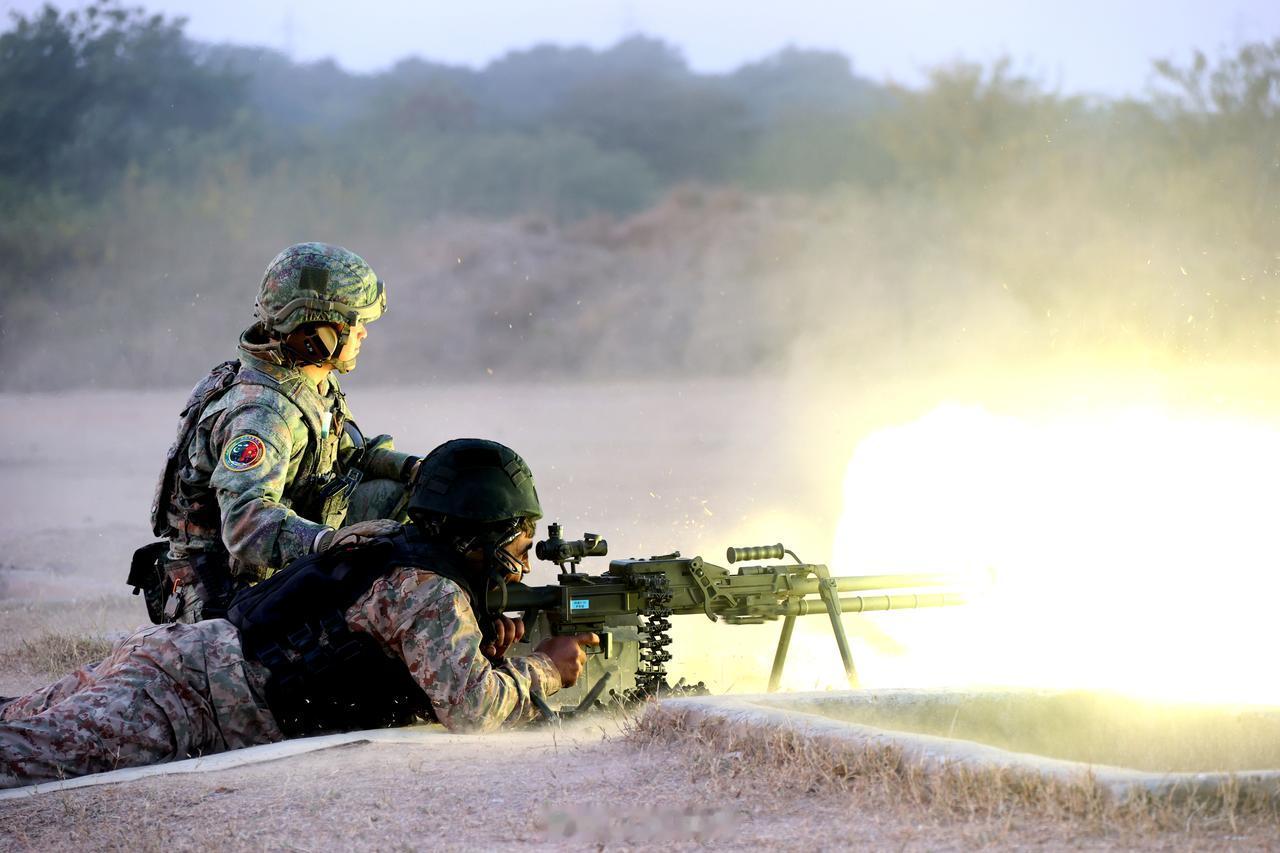在最近举行的中巴反恐联合演习中，巴基斯坦陆军战士体验171山地重机枪，这可是世界