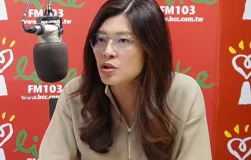 国民党主席郑丽文今日接受广播节目《兰萱时间》专访，对于蓝白合进度，主持人兰萱询问