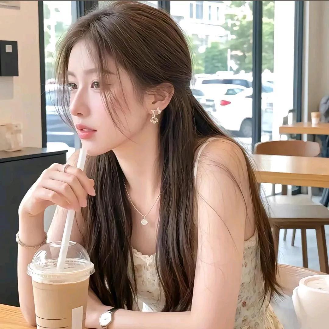 阳光洒进咖啡馆，少女轻轻啜饮咖啡温柔咖啡店美女女孩下午茶美女咖啡馆温柔咖啡