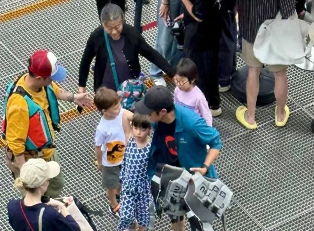 撒贝宁带孩子去千岛湖过儿童节，老婆李白穿超短裤，双腿又长又白