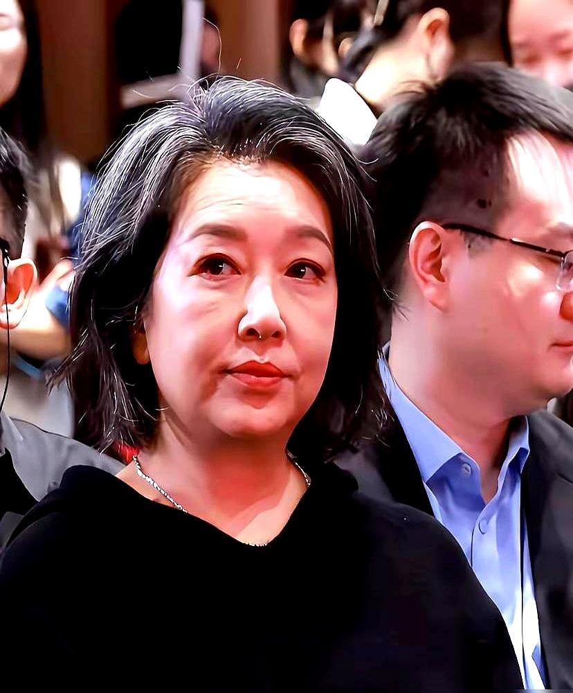 57岁江珊，在韩国Dior专柜前站了很久，最后扭头就走，什么也没买。满头银