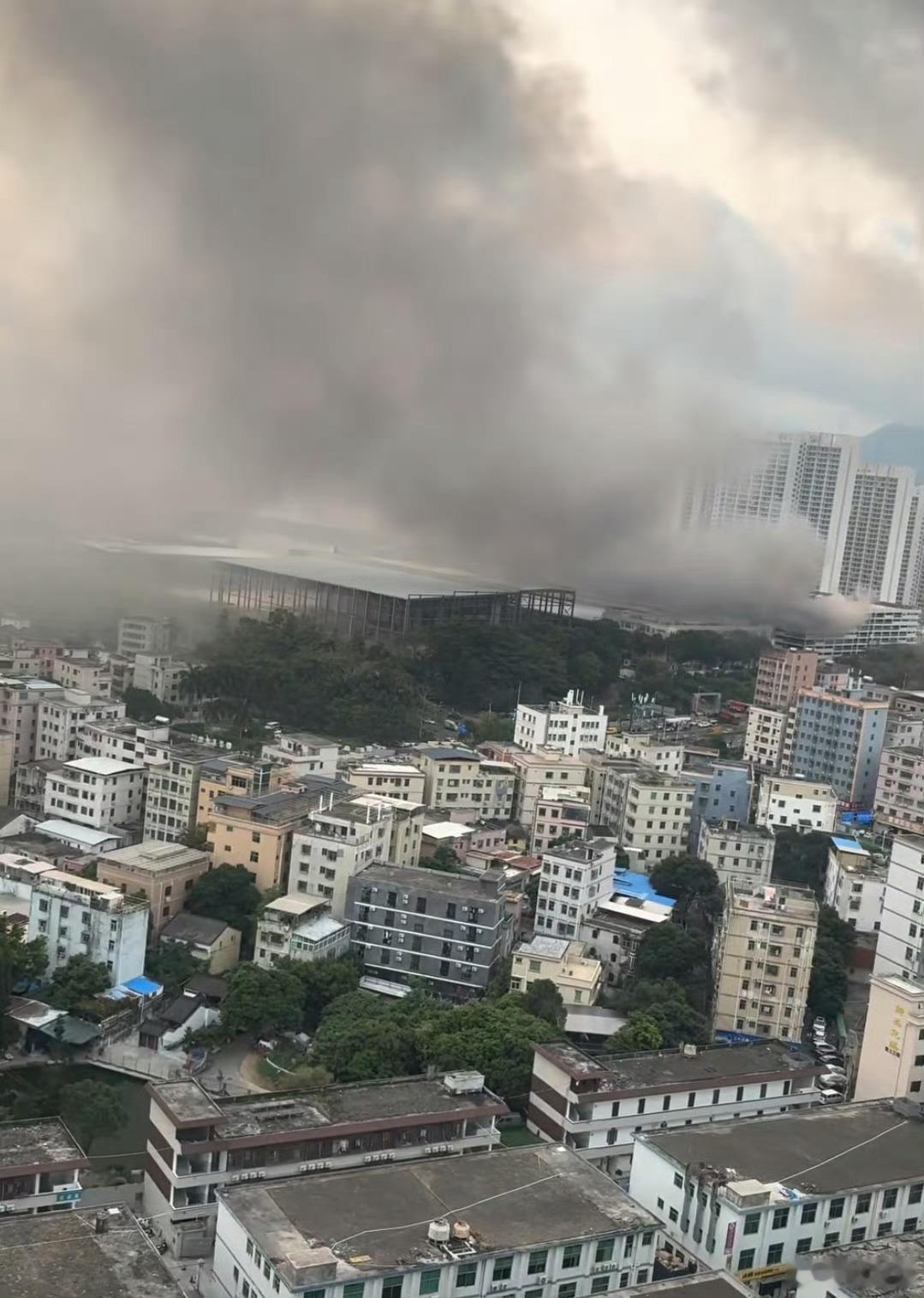 比亚迪公司起火什么情况？这火势看着不小啊，新能源时代更要注意防火！希望别有人员伤