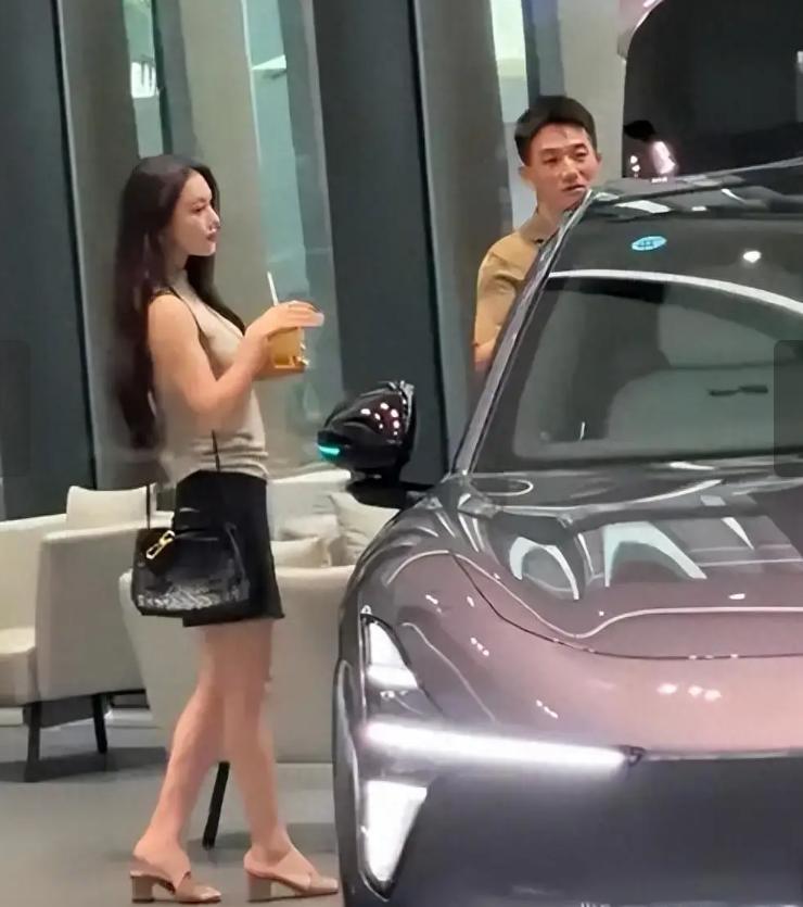同样是明星夫妻，张馨予和何捷被路人偶遇看家用车这件事，看完还挺有感触。最近有