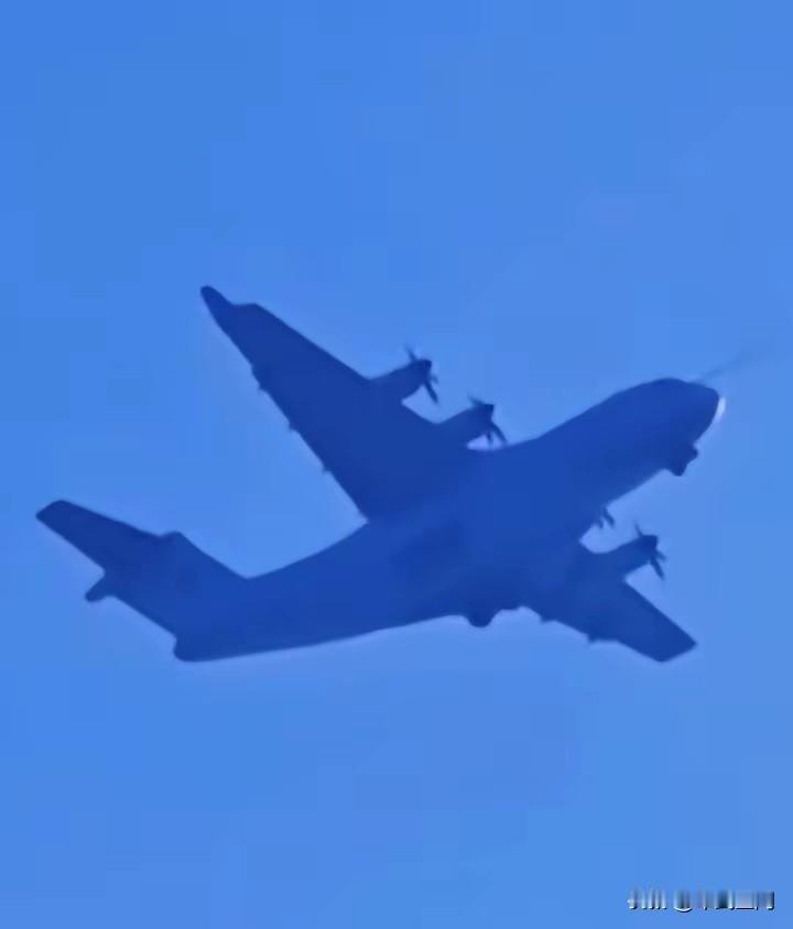 我国新一代运输机被拍！近日，网络曝光了多张四发螺旋桨飞机照片，而这很可能是我国
