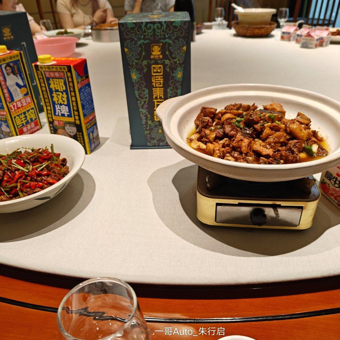 中秋节日整个聚餐虽然不是北京的烤鸭但味道吃着还是可以的红