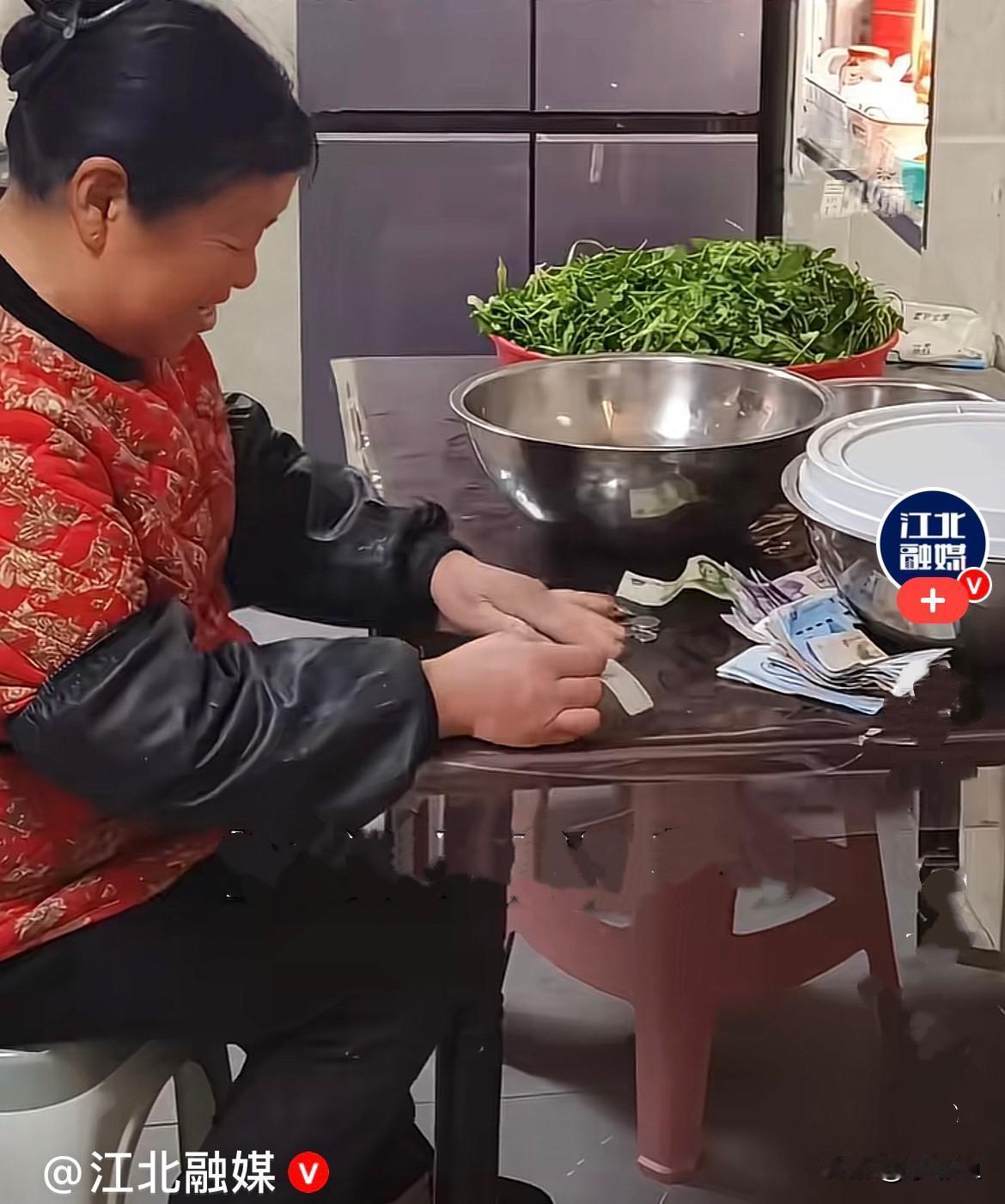 近日，安徽蚌埠崔先生拉了一车蒜苗到街上卖，一元钱一把，没有零钱就直接拿走，吃多少