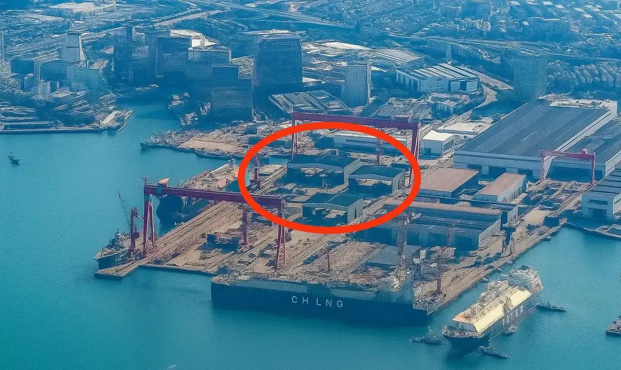 都说这是中国在建004核动力航母，先不说整体，就是每个分段都要比福建舰大，据说排