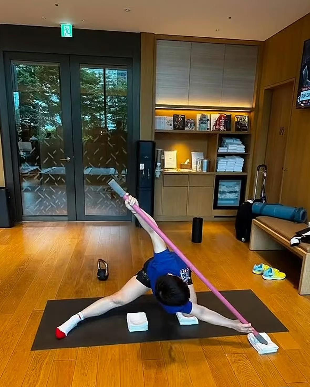 莎莎柔韧性好棒，真不错！看这肌肉，真顺。莎莎是一点都不懈怠，这就到了重庆比赛，