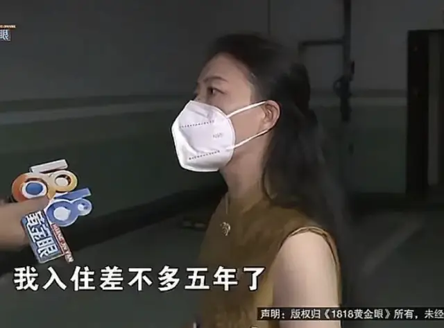 浙江杭州，汪女士把车停在别人车位上，结果被物业强行挪回了自家车位。汪女士当场就炸