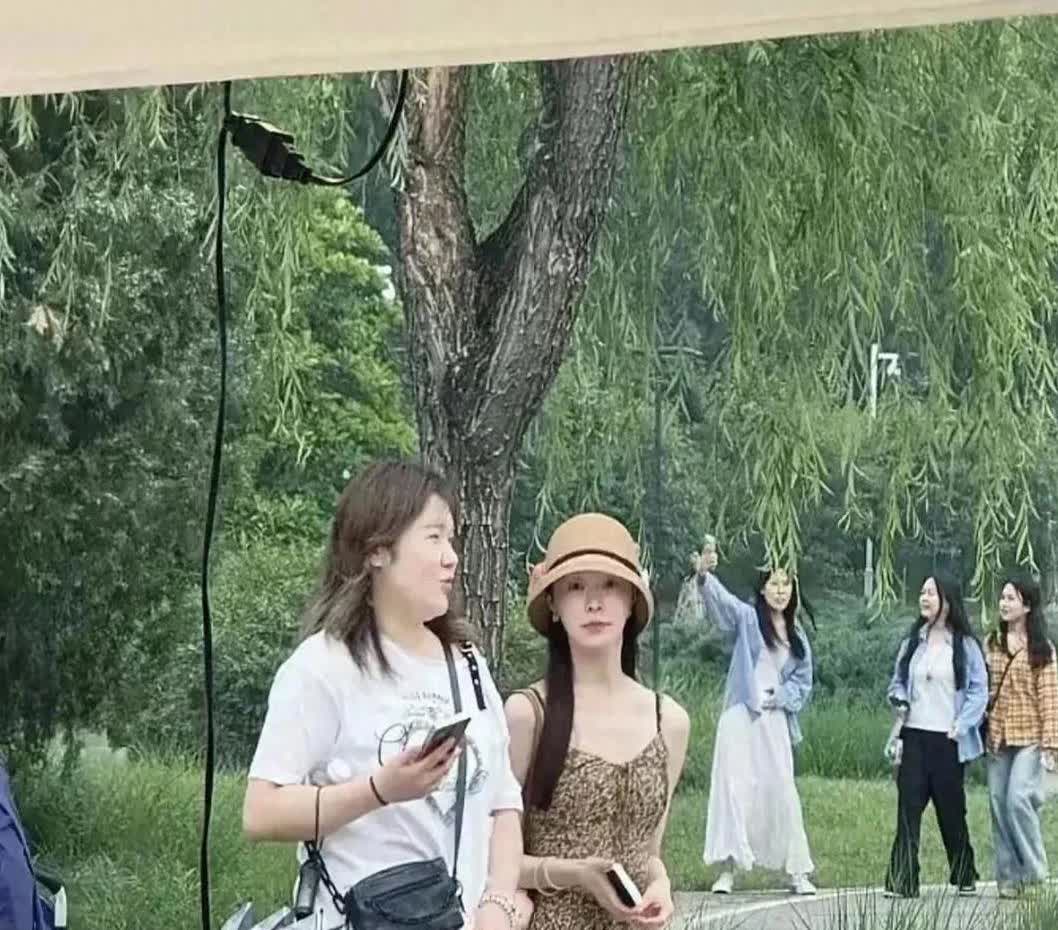 宋轶在公园被偶遇，这臀腰比真的绝了，比电视上见到的都要美！