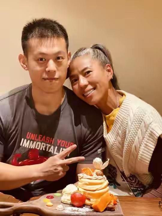 真敢爱！上海33岁独生子，偏偏认准大他18岁的江西白发大姐，一谈就是9年，死