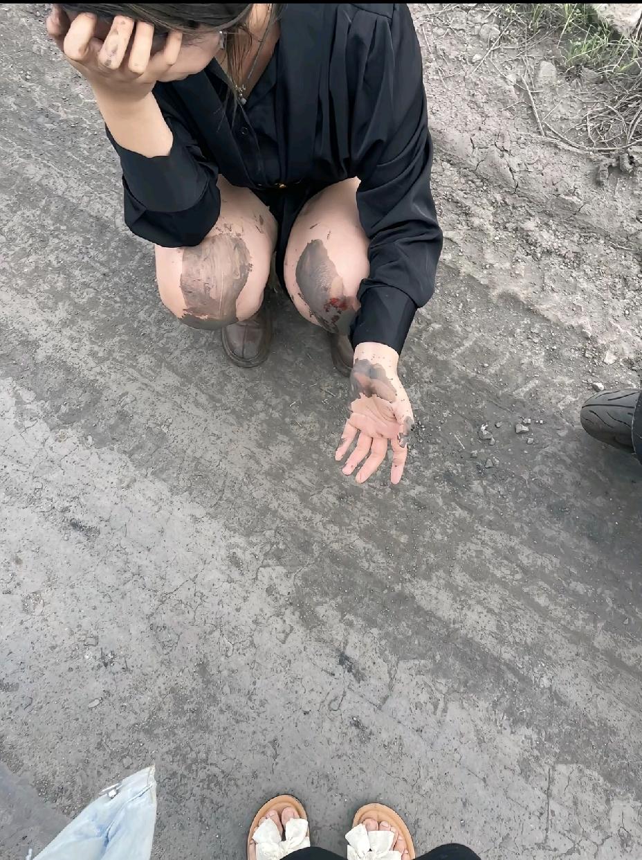 泥巴满身，行路难。