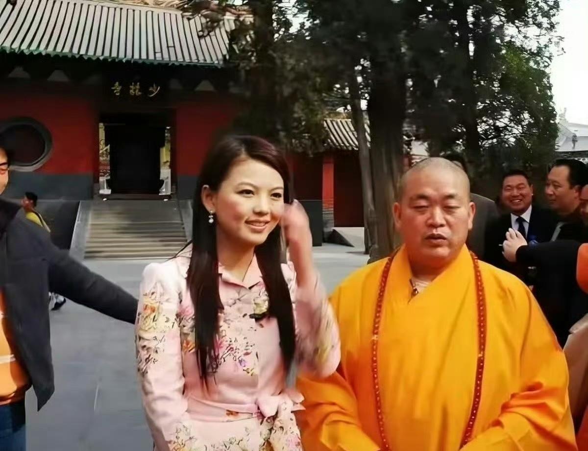 原来李湘当年也崇拜过释永信！才发现这张合影，当年还是瘦瘦的李湘见到释永信相当的