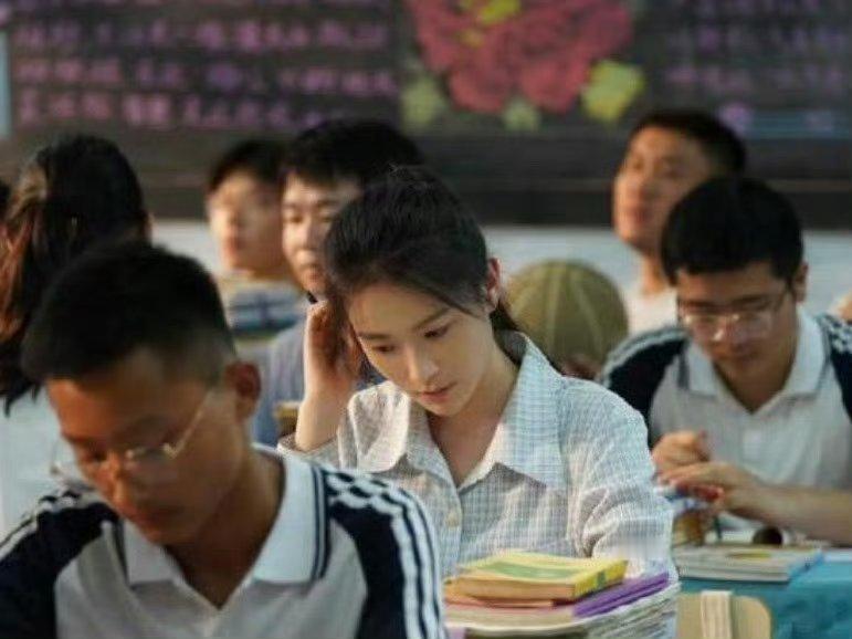 群演不用化妆吗，怎么只给主角化妆。