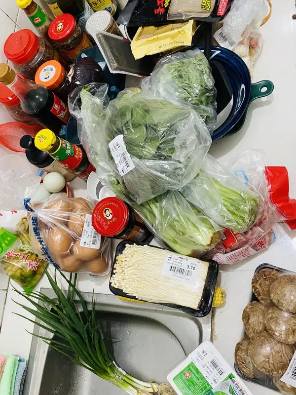在太原，普通家庭一个月开销得看具体情况。先说吃，一家三口日常买菜做饭，一个月至少