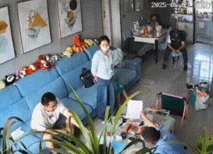 夫妻离婚，女子回前夫家取私人物品，却遭遇阻拦和争执。这场争吵最终惊动了警