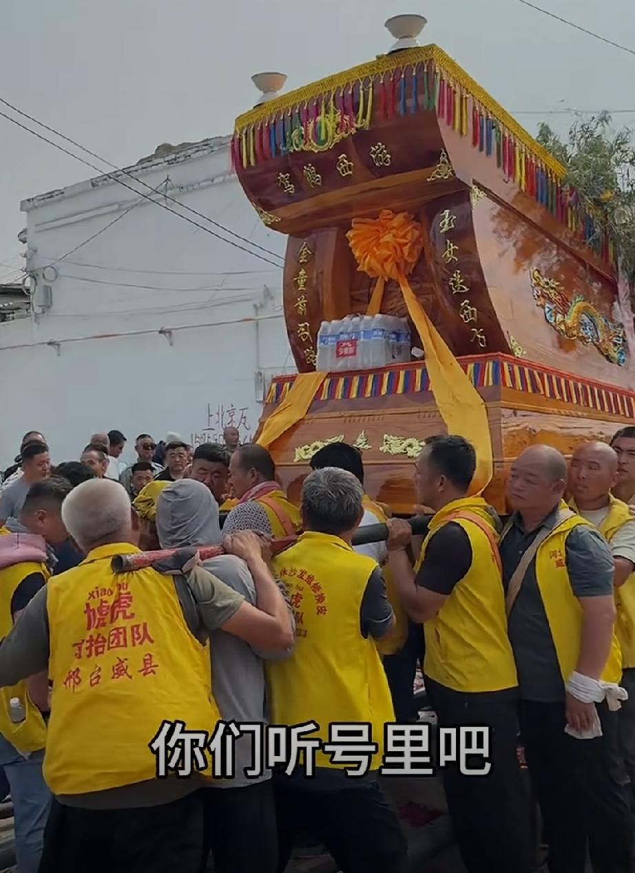 农村的丧葬习俗确实应该改一改了，32个人抬着一口巨大的棺材！这棺材看起来少说也得