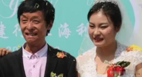 2006年，一位21岁的陕西小伙子英勇冲入火场，成功救出了13个人，但自己却严重