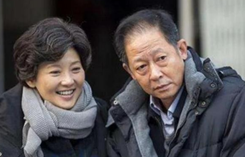 56岁的徐帆在话剧舞台绽放第二春养女徐朵在侧偶尔被问及“是否遗憾没当妈妈”，她