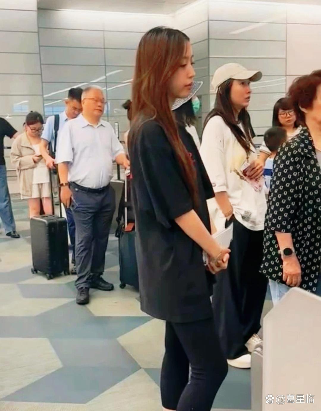 赵‏薇女儿小四月‏‎近照⁠‏曝光，网‎友‏吐‏槽：小姑娘别再炫‏富了﻿‏