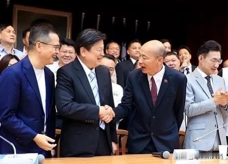 韩国瑜握手破冰傅崐萁:过去的事情我早忘了韩国瑜今（21日）